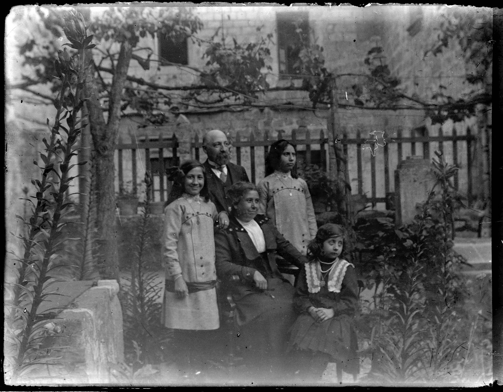 Desconegut, [Family Portrait Corps]