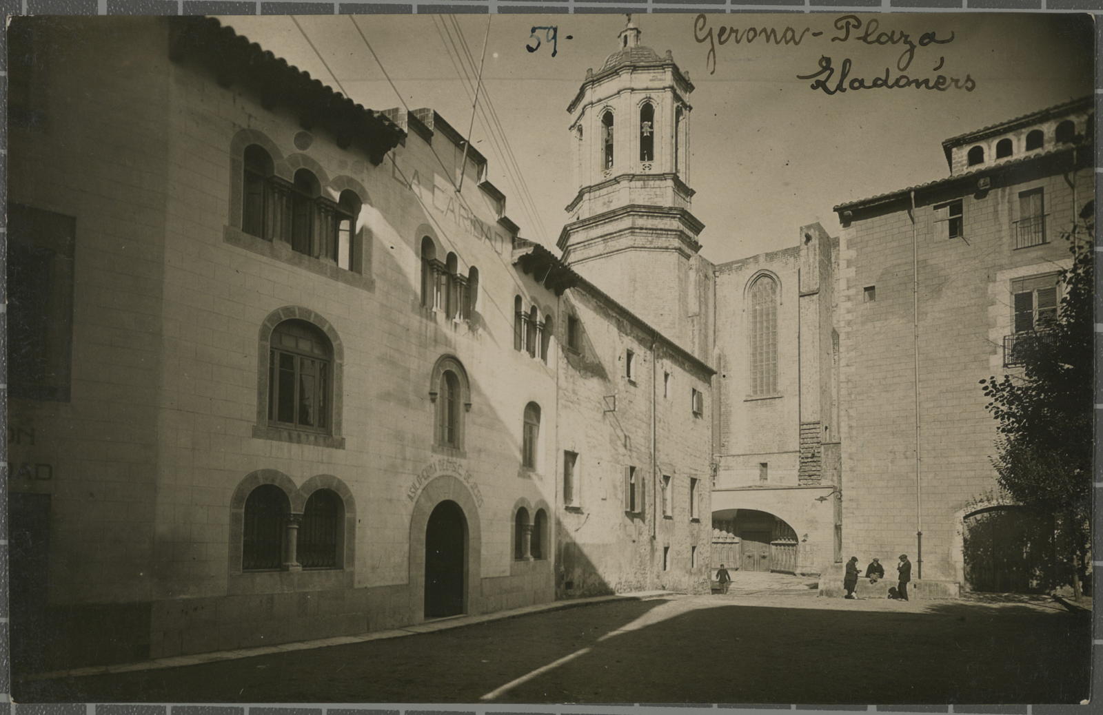 59. Gerona.-Plaza Lladonérs
