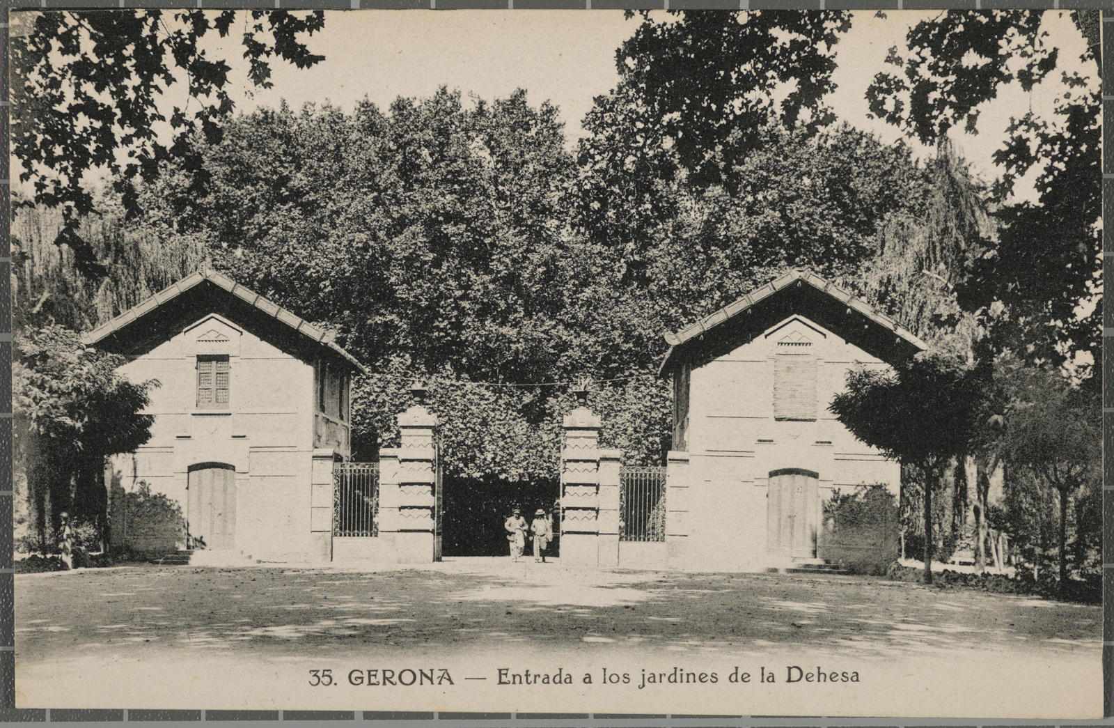 Desconegut, 35. Gerona - Entrance at los jardines of the Dehesa
