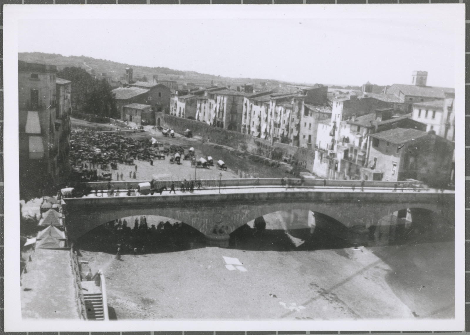 Vista del mercat de l'Areny i el pont de Pedra.