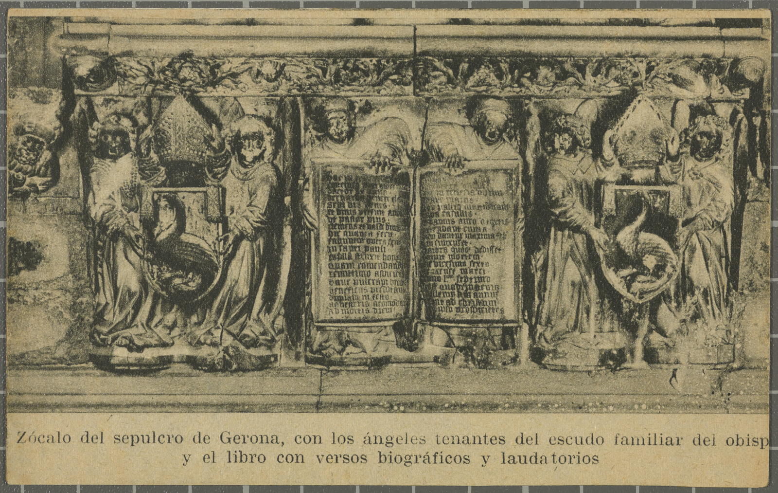 Desconegut, Zócalo del sepulcro de Gerona, con los ángeles tenantes del escudo familiar del Obispo y el libro con versos biográficos y laudatorios