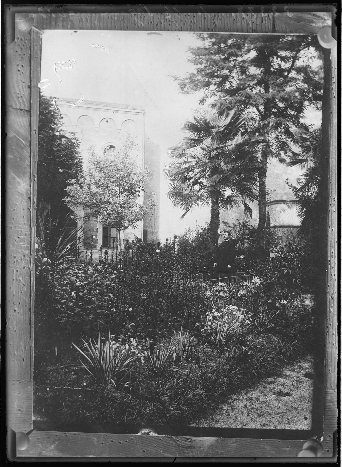 Desconegut, [Jardí interior]