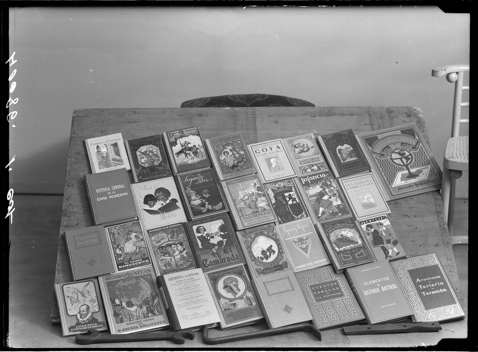 Desconegut, [Bookstore material]