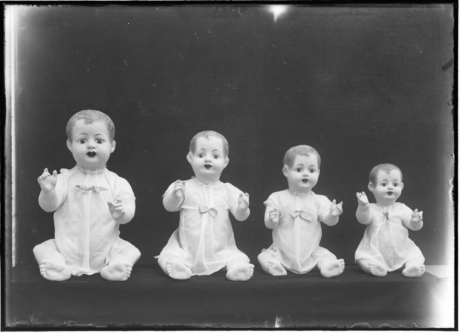 Desconegut, [Dolls]
