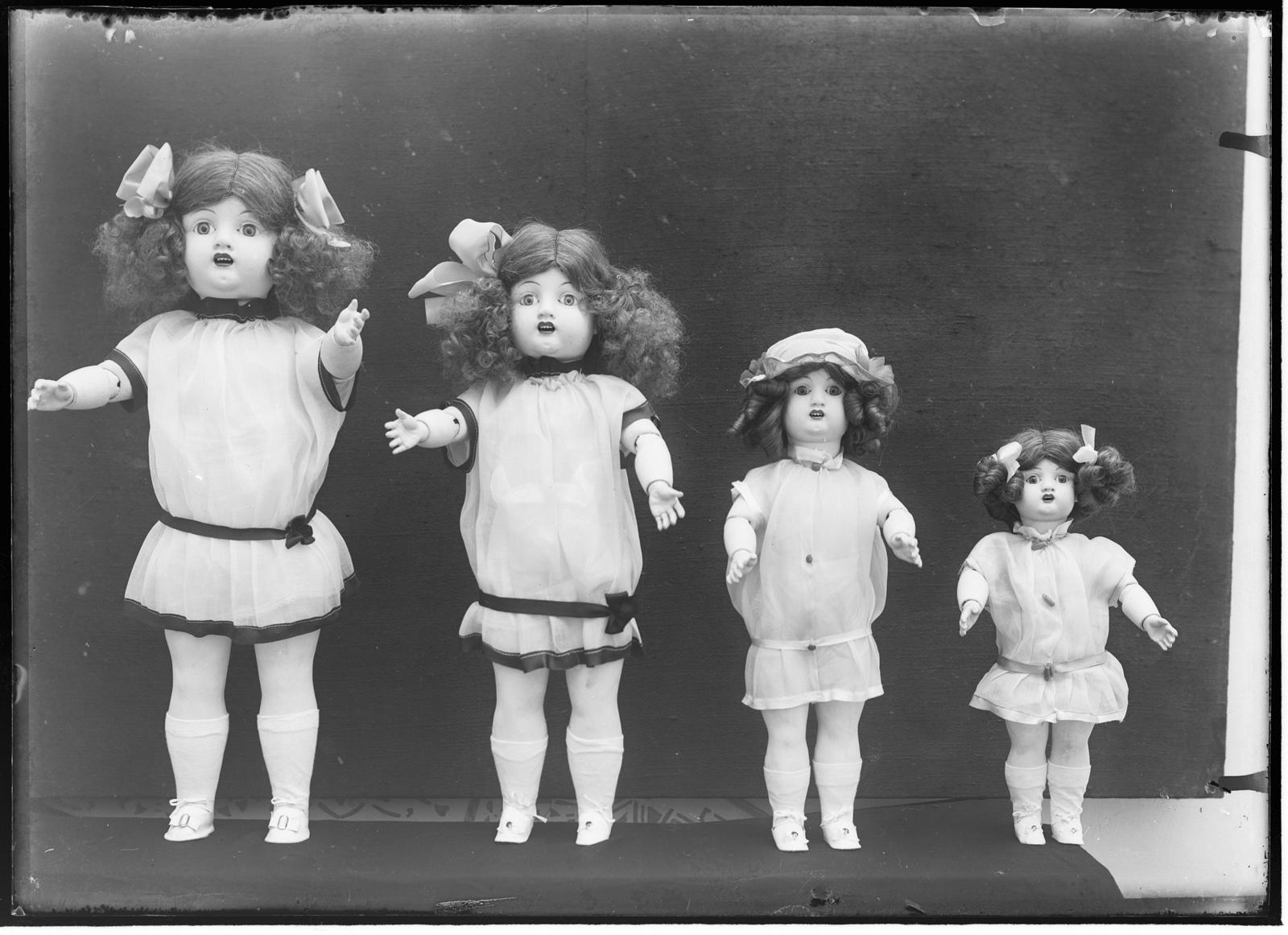 Desconegut, [Dolls]