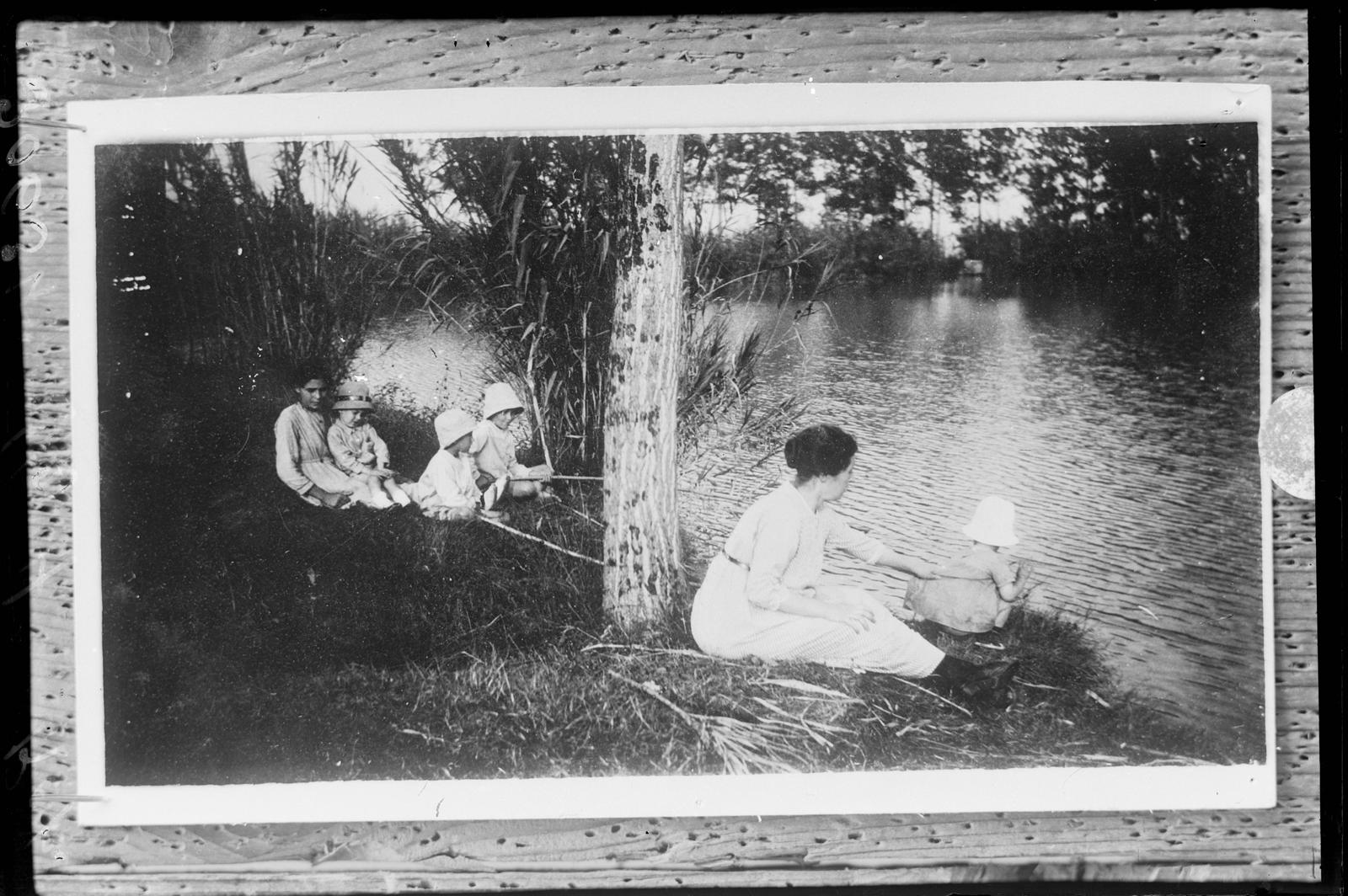 Desconegut, [Family on the banks of a river]