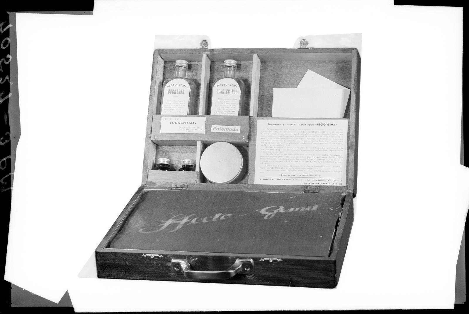 Desconegut, [briefcase]