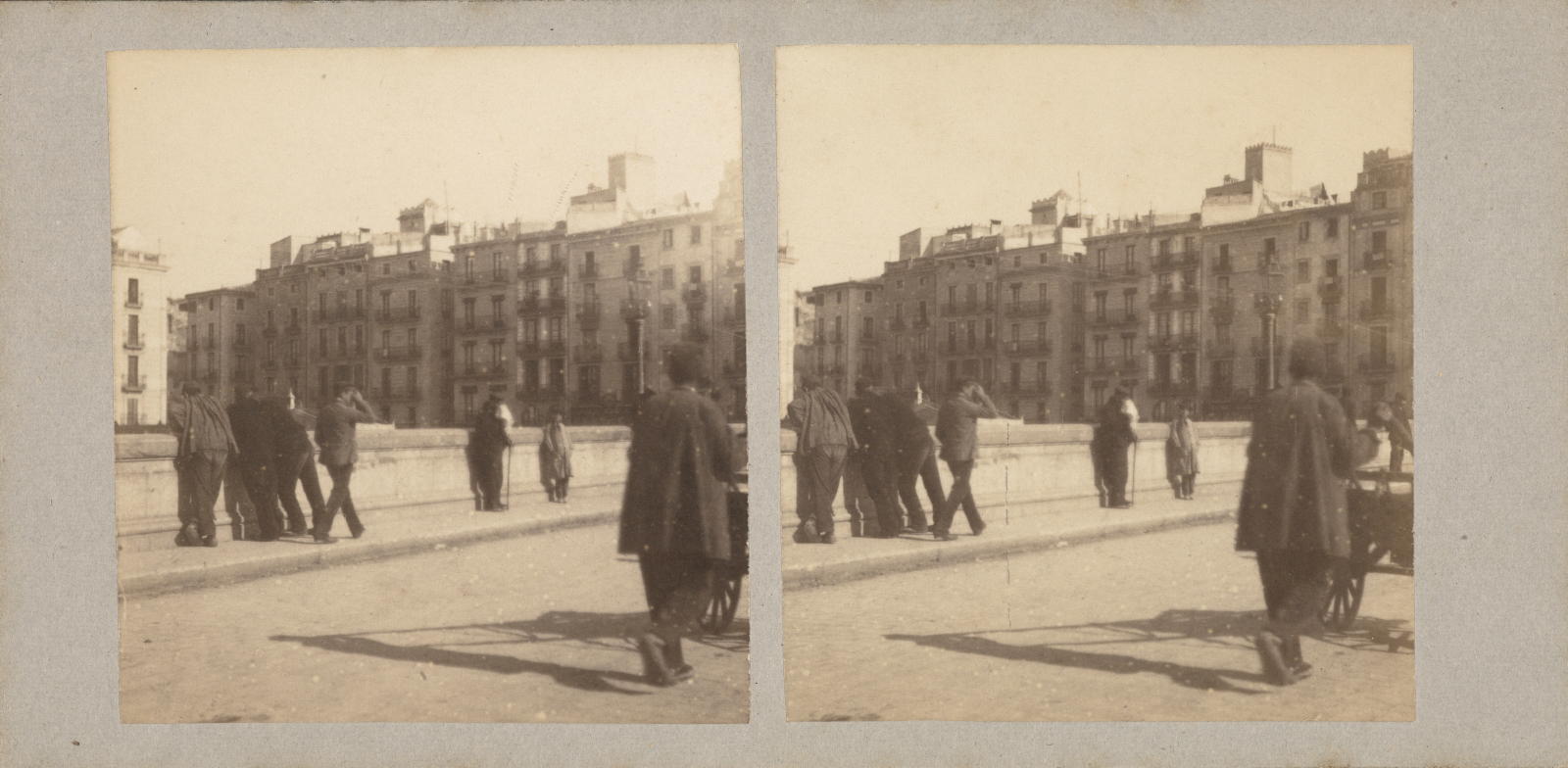 Amís Unal Alá, [People wandering the Stone Bridge]
