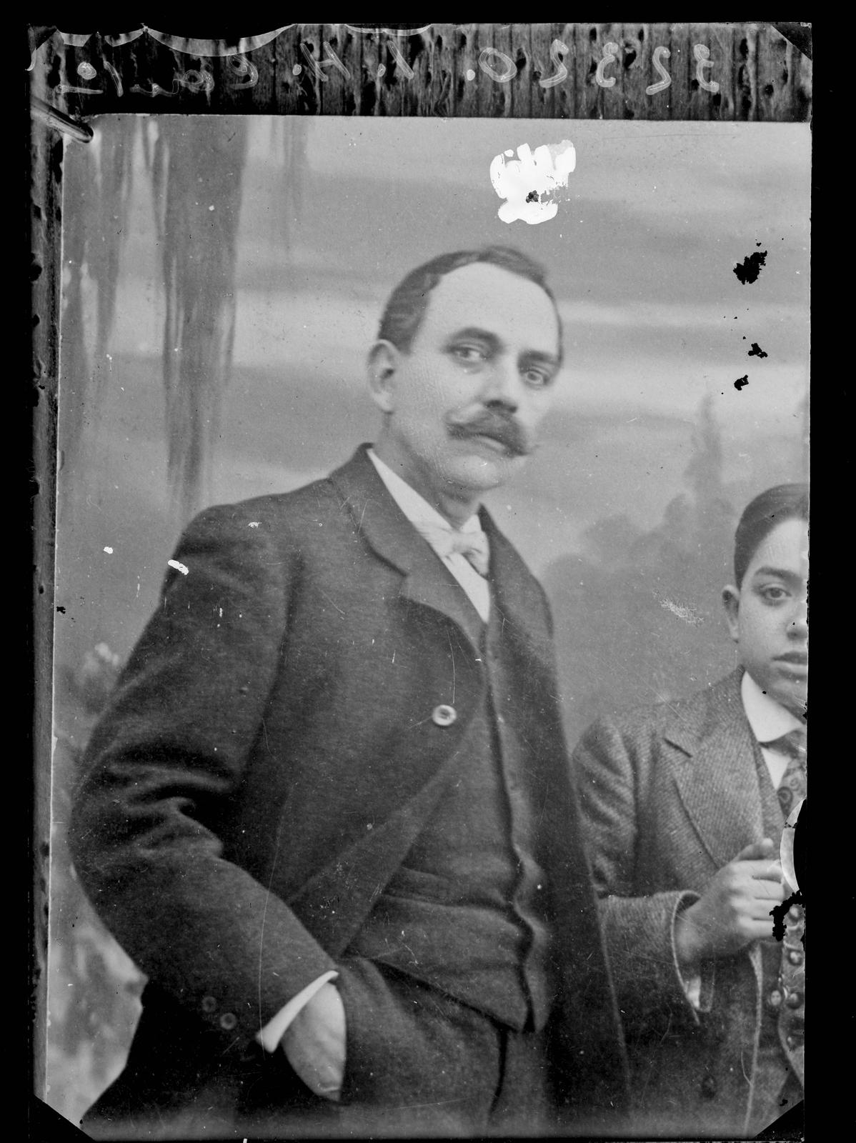 Desconegut, [Retrat d'estudi]