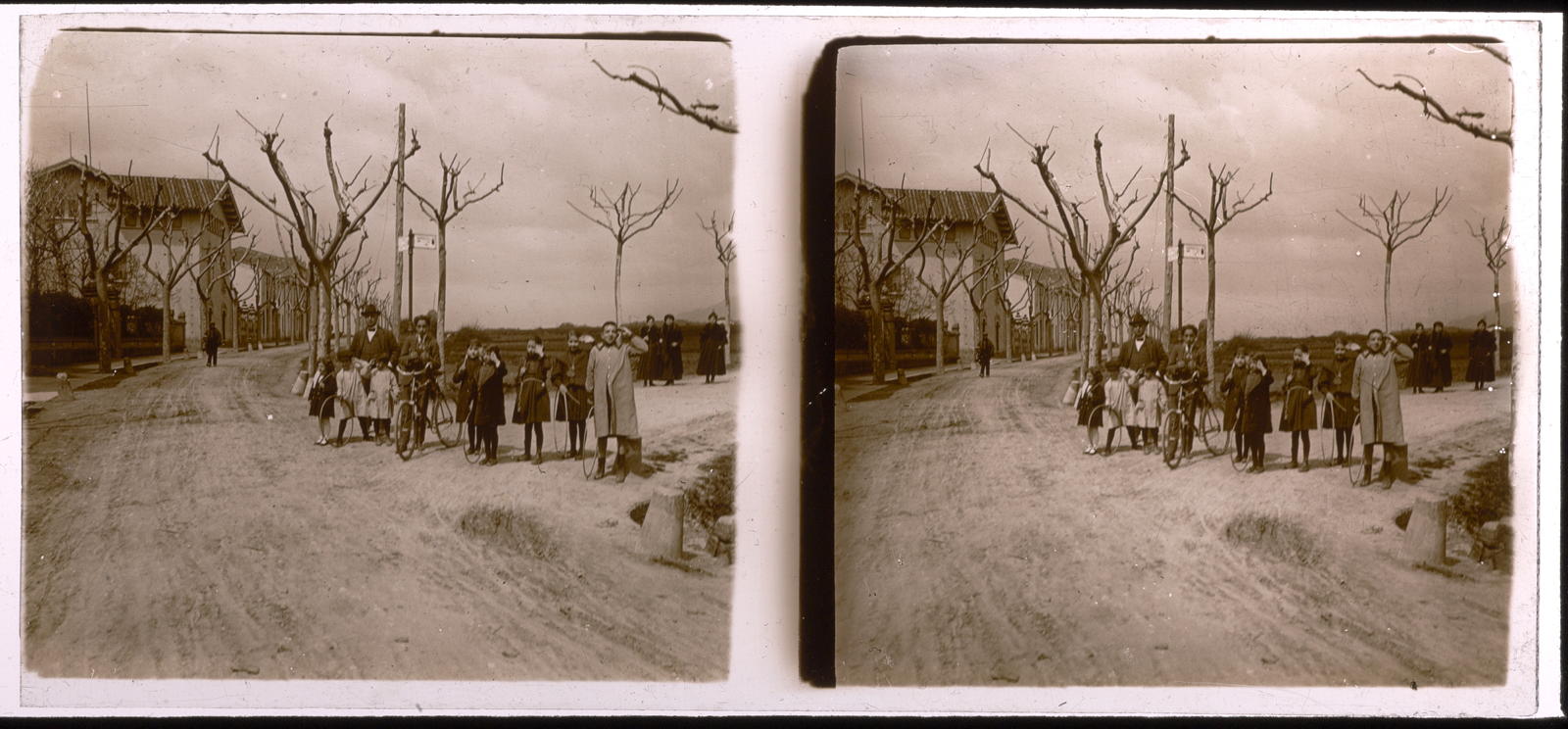 Desconegut, [Road crossing]