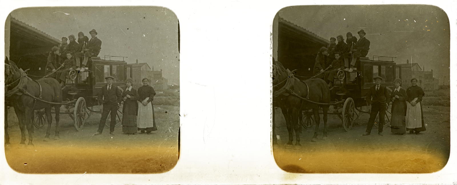 Desconegut, [Group portrait in a carriage]