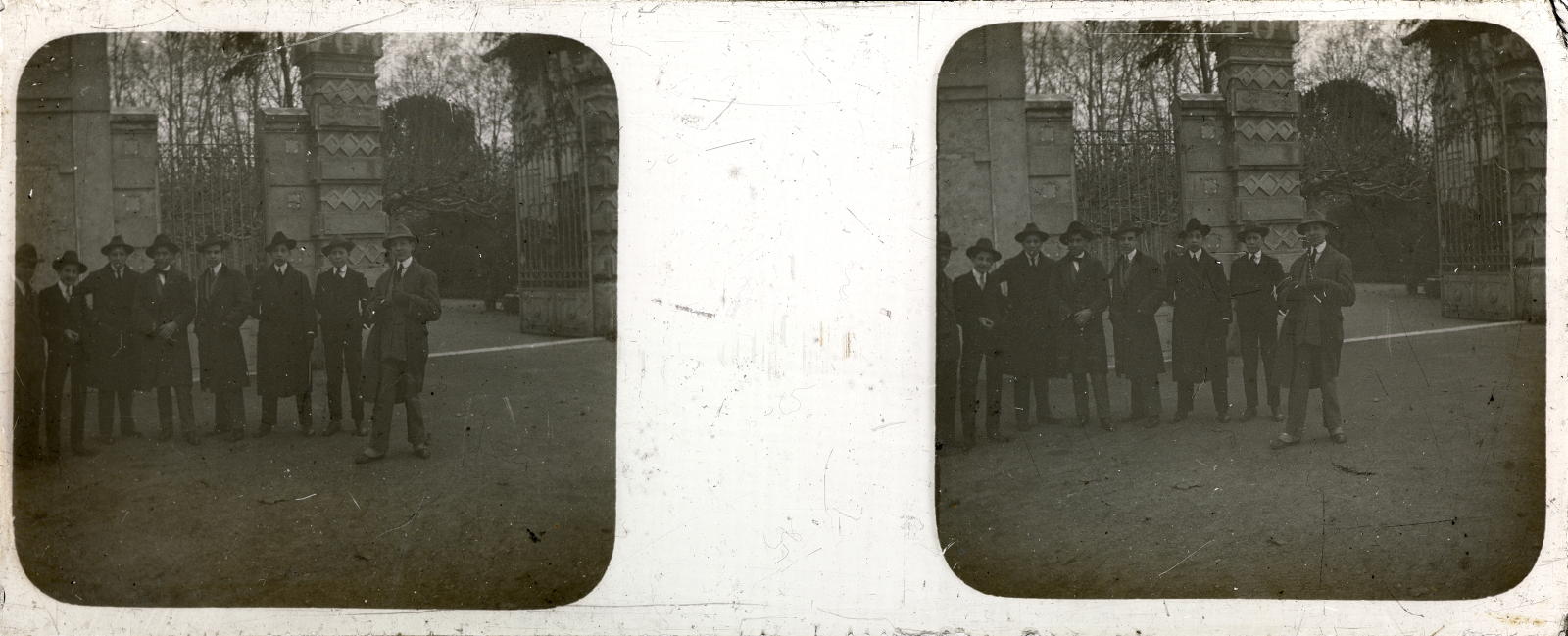 Desconegut, [Portrait at the entrance of Queen Victoria Gardens]