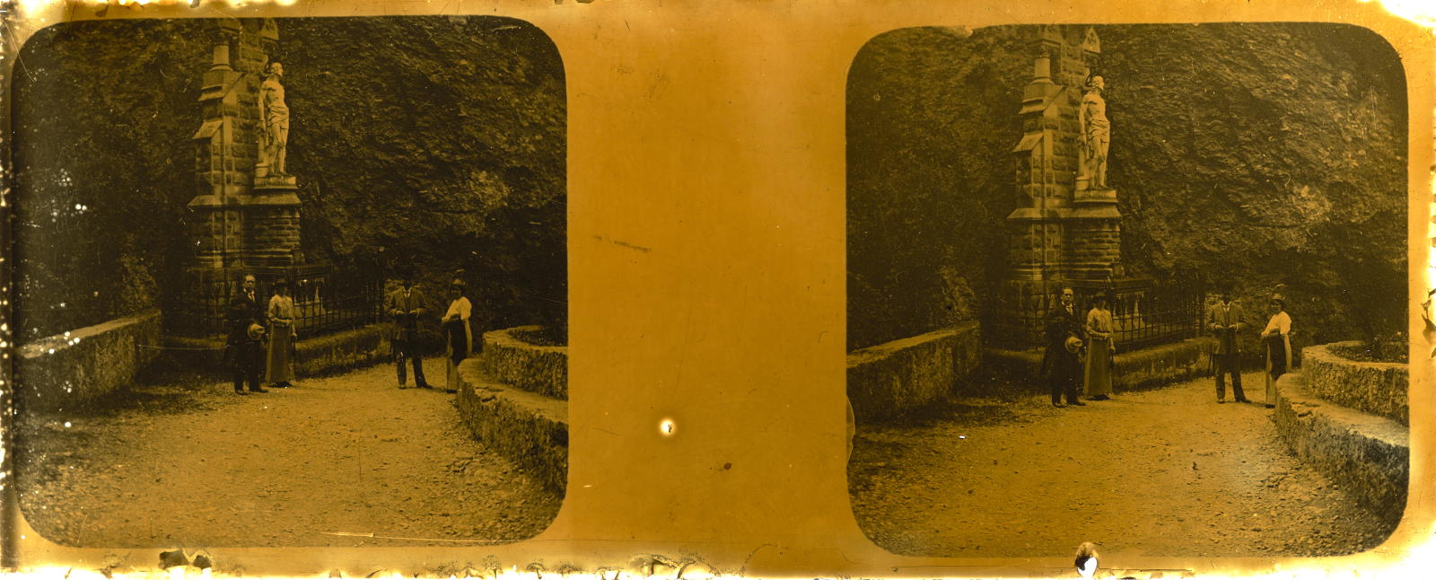 Desconegut, [Portrait before a sculpture