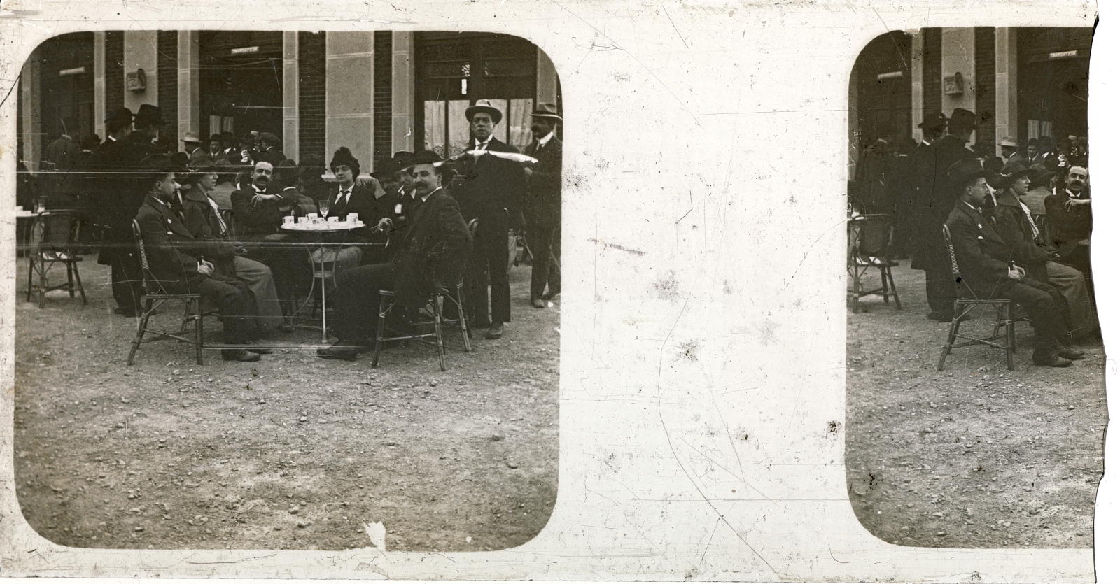 Desconegut, [Portrait on the terrace of a bar]