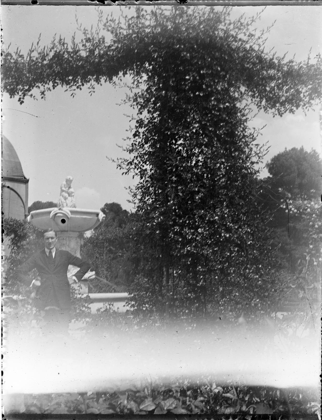 Desconegut, [Portrait in a garden]