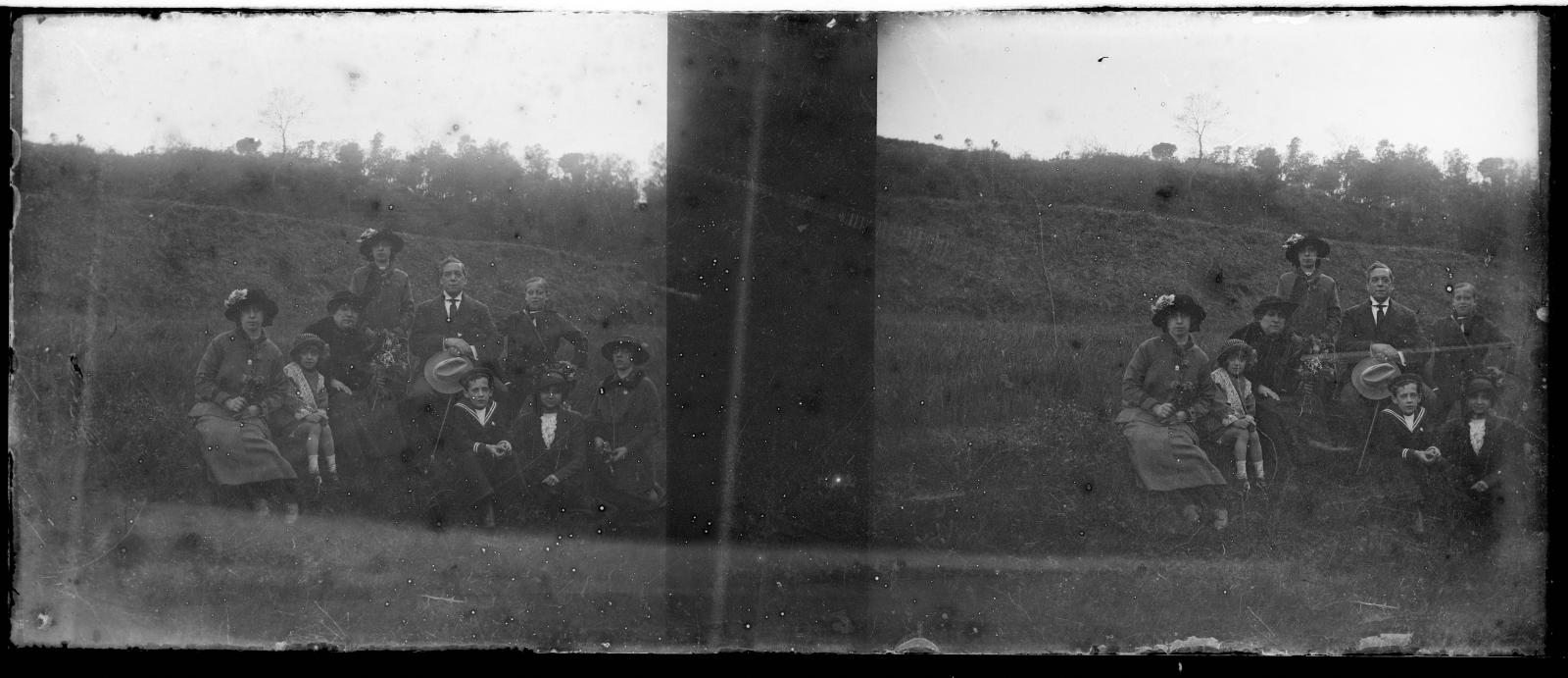 Desconegut, [Portrait during an excursion]