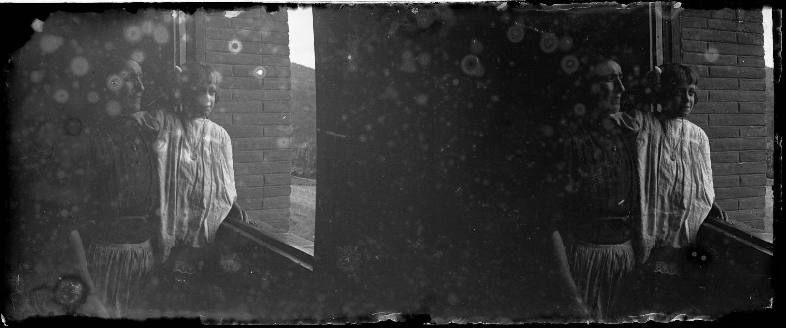 Desconegut, [Portrait next to a window]