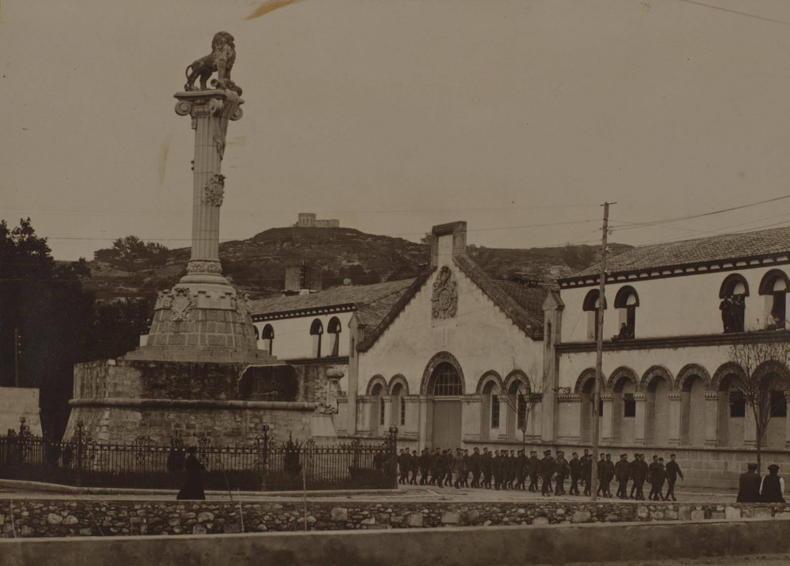 Josep Esquirol Pérez, [Militars desfilant a l'exterior de les casernes General Mendoza]