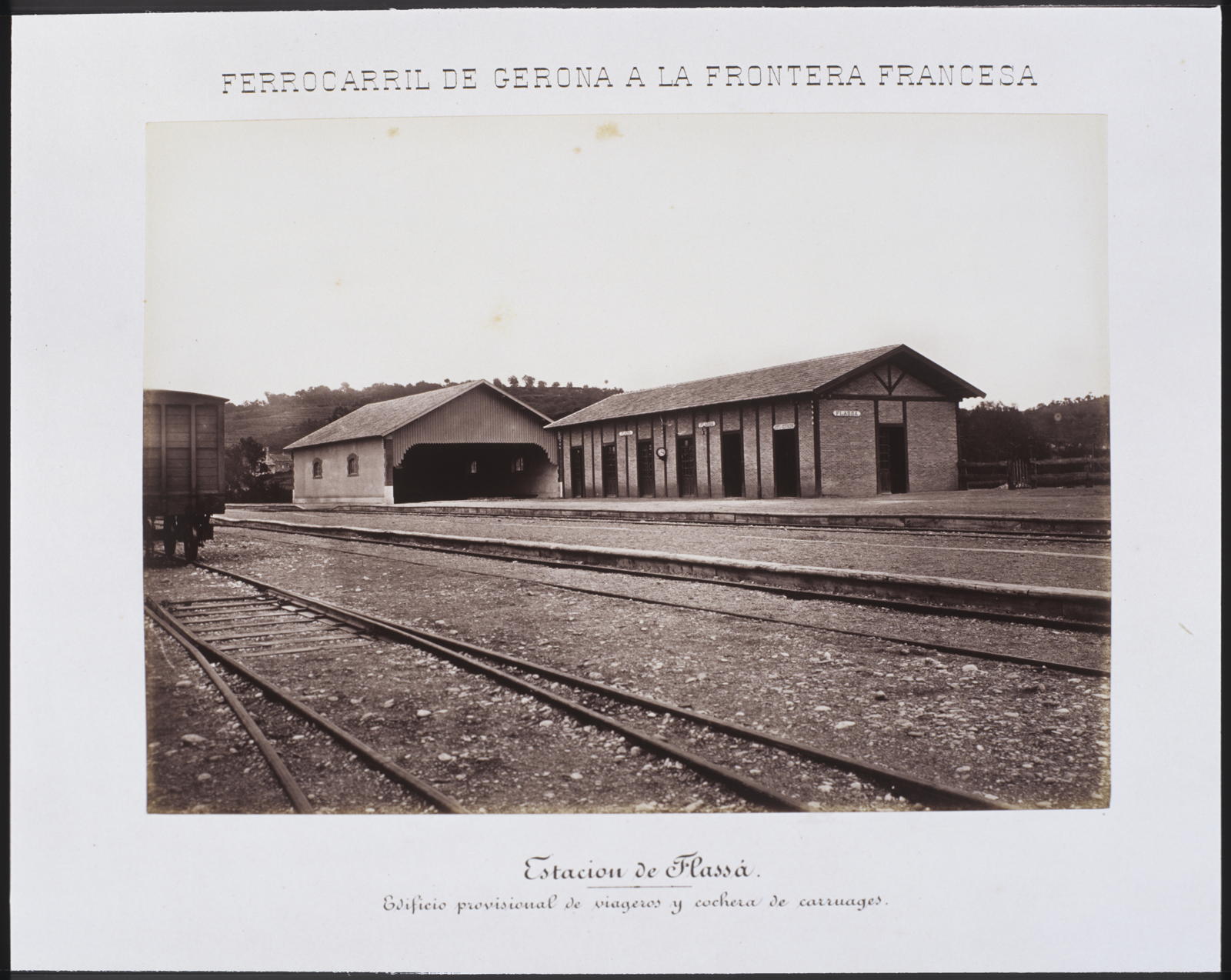 Desconegut, Ferrocarril de Gerona a la Frontera Francesa. Estación de Flassá. Edificio provisional de viajeros y cochera de carruages