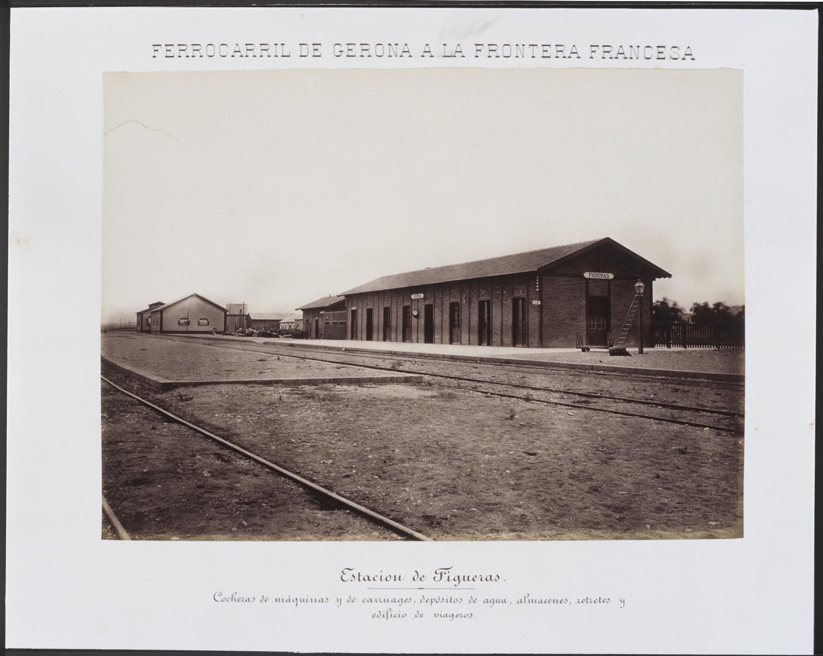 Desconegut, Ferrocarril de Gerona a la Frontera Francesa. Estación de Figueras. Cocheras de máquinas y de carruages, depòsitos de agua, almacenes, retretes i edificio de viageros