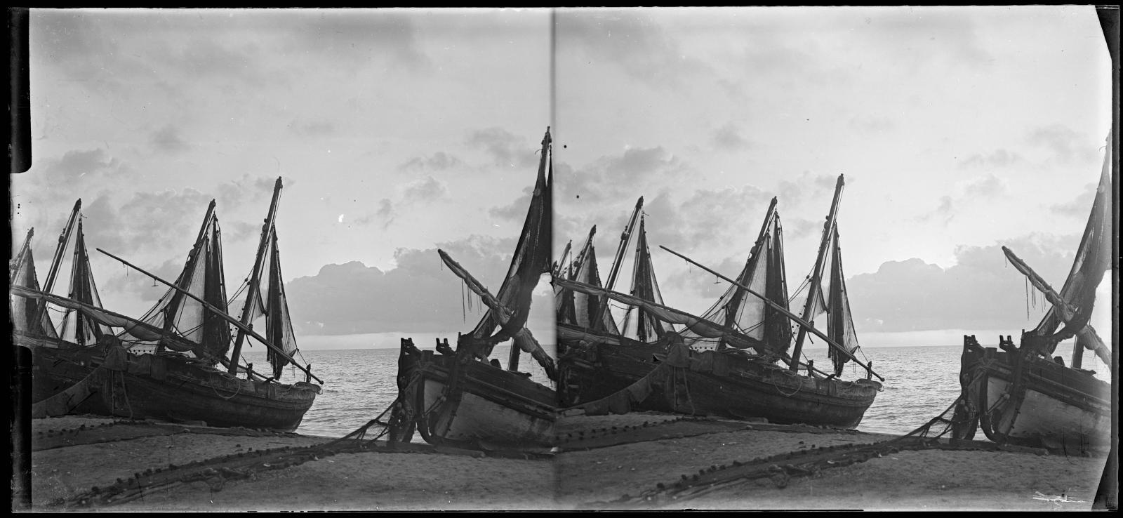 Desconegut, [Barques a la sorra]