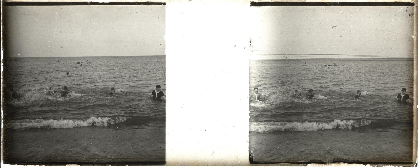 Desconegut, [Banyistes a la platja]