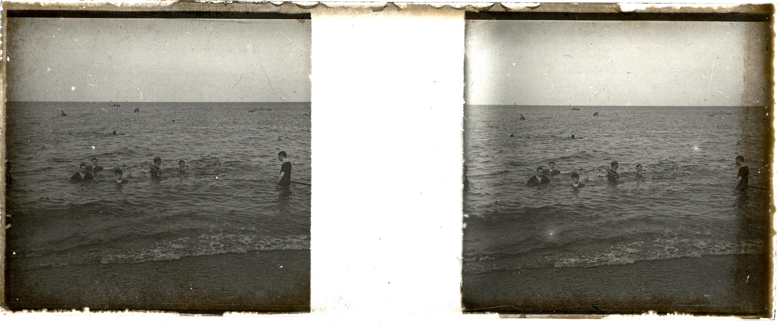 Desconegut, [Banyistes a la platja]