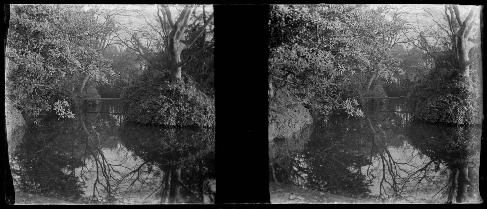 Desconegut, [Stone bridge over a river]