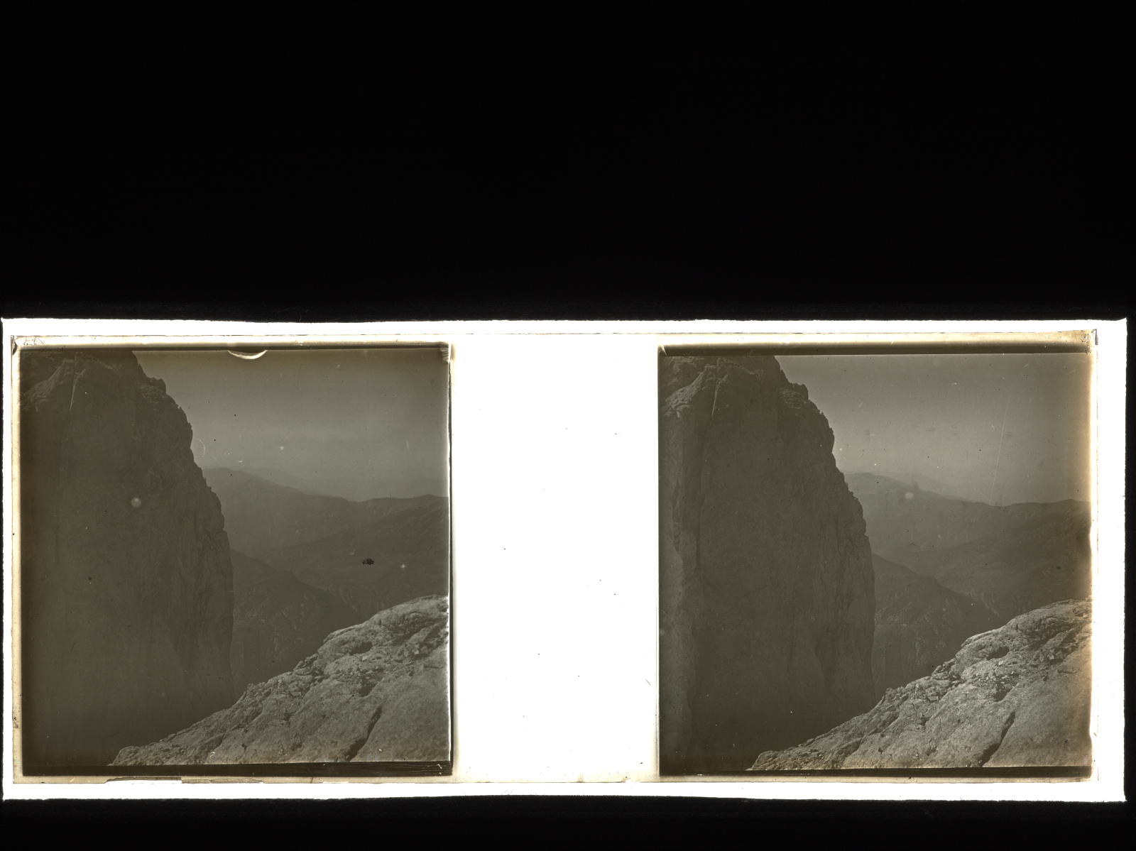 Desconegut, [Natural walls in the Ordity Valley]