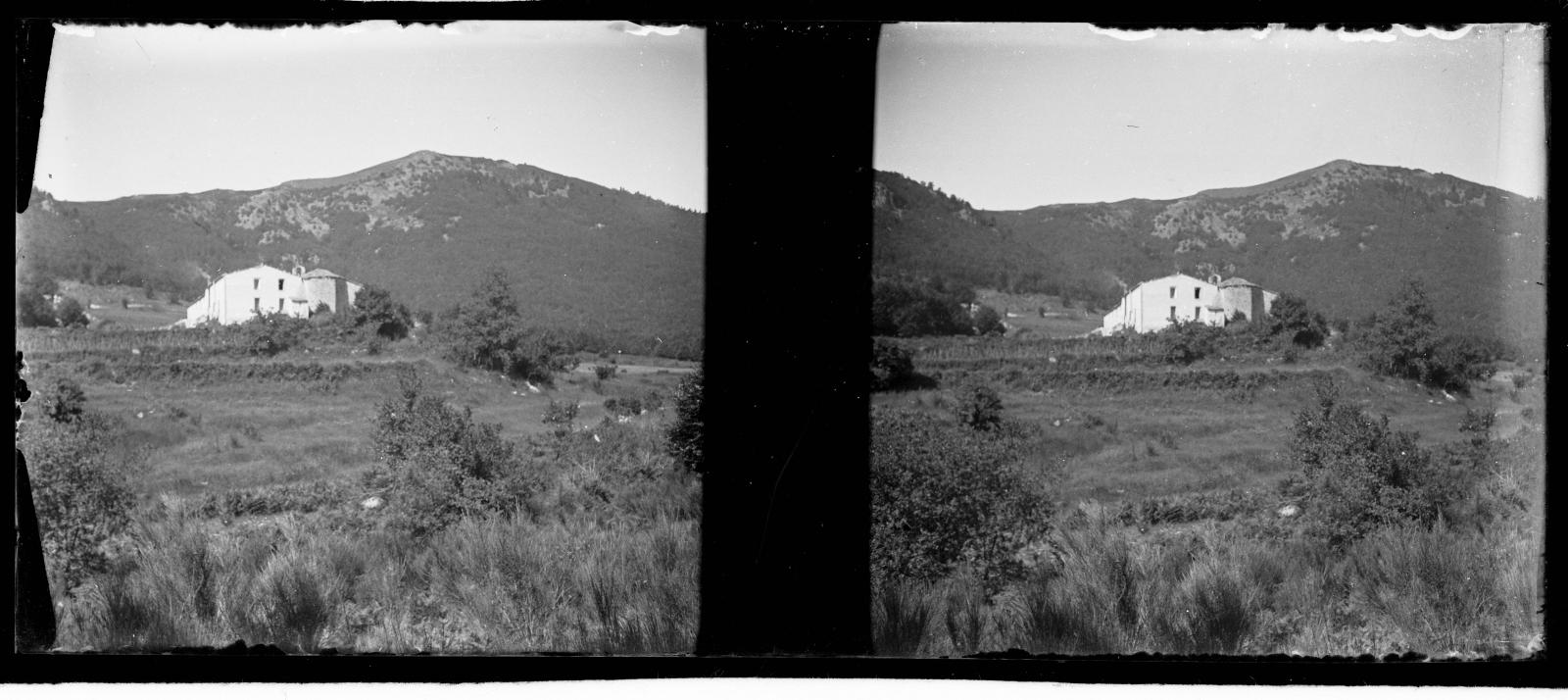 Desconegut, [House in a mountain place]