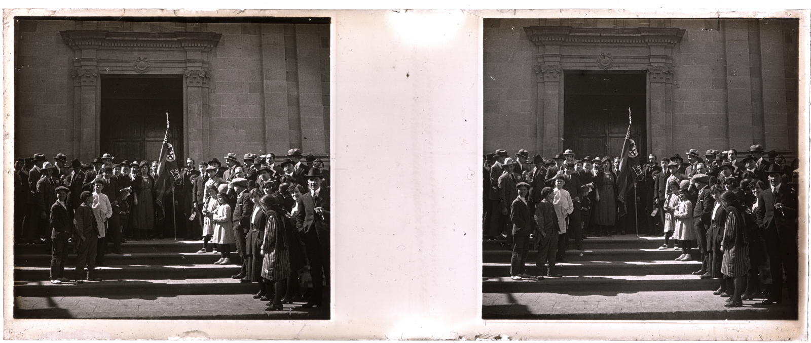 Desconegut, [Group of people in the church of St. Vincent de Sarria]