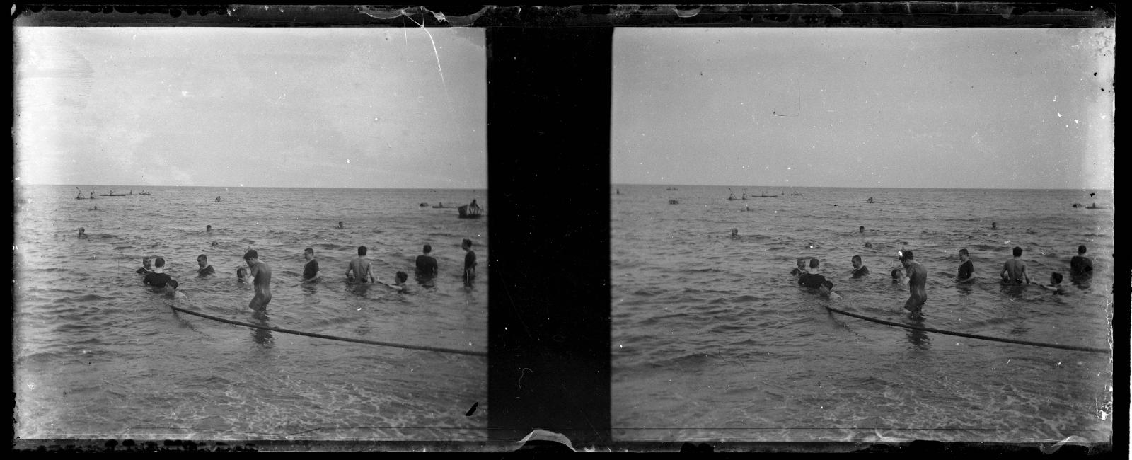 Desconegut, [Banyistes a la platja]