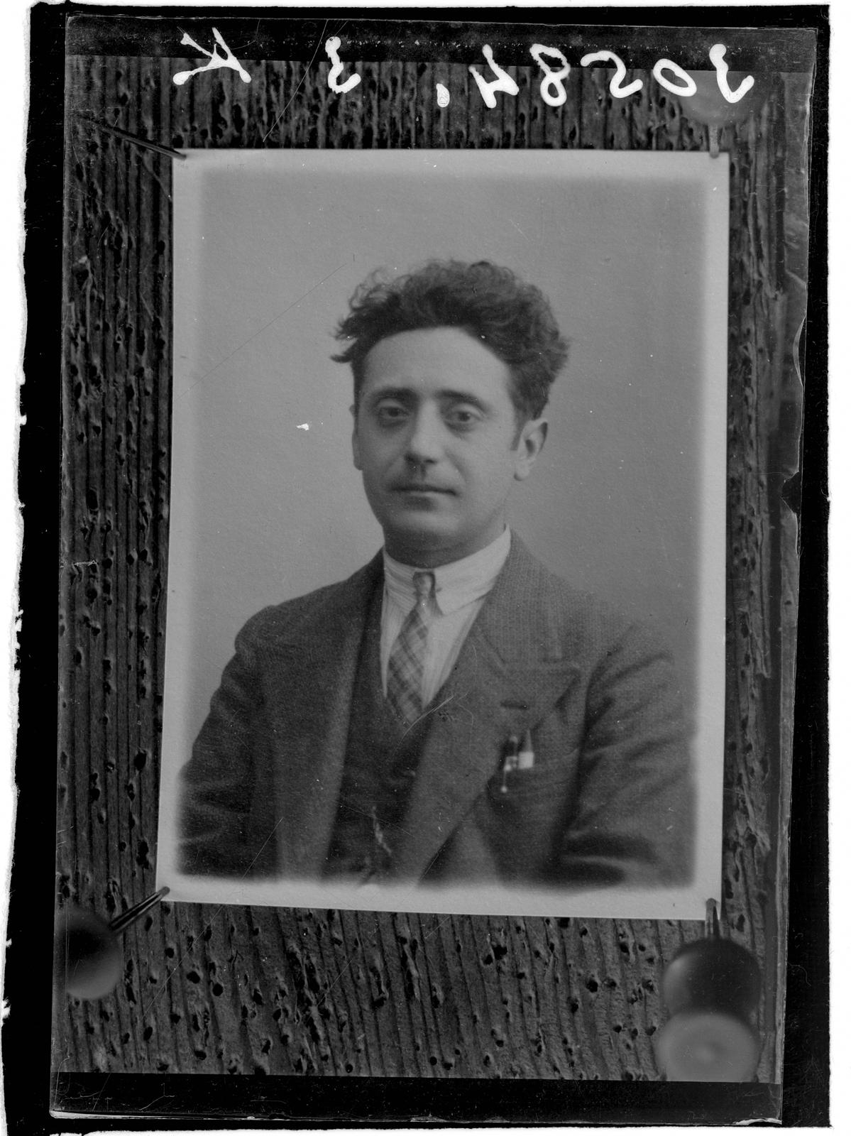 Desconegut, [Retrat d'estudi]