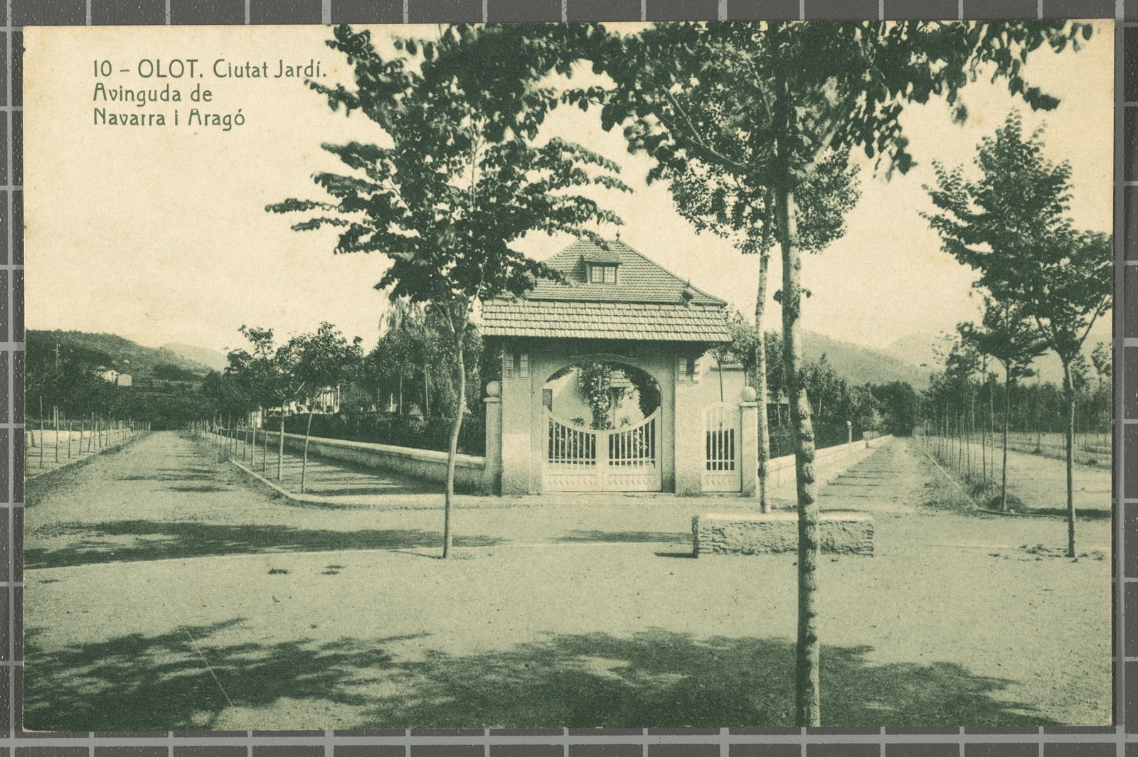Desconegut, 10 - Olot. Ciutat Jardí. Avinguda de Navarra i Aragó
