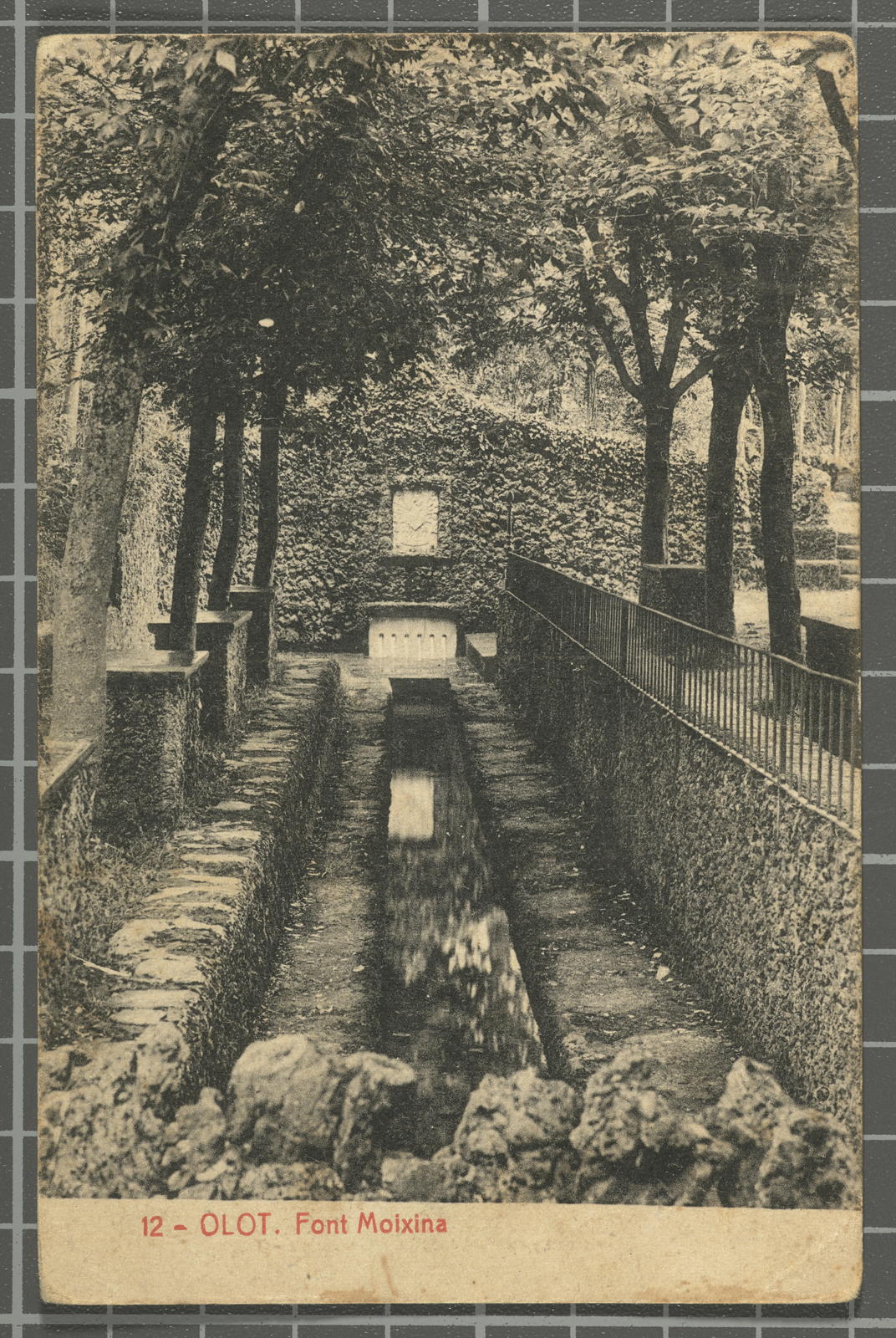 Desconegut, 12 - Olot. Moixina fountain