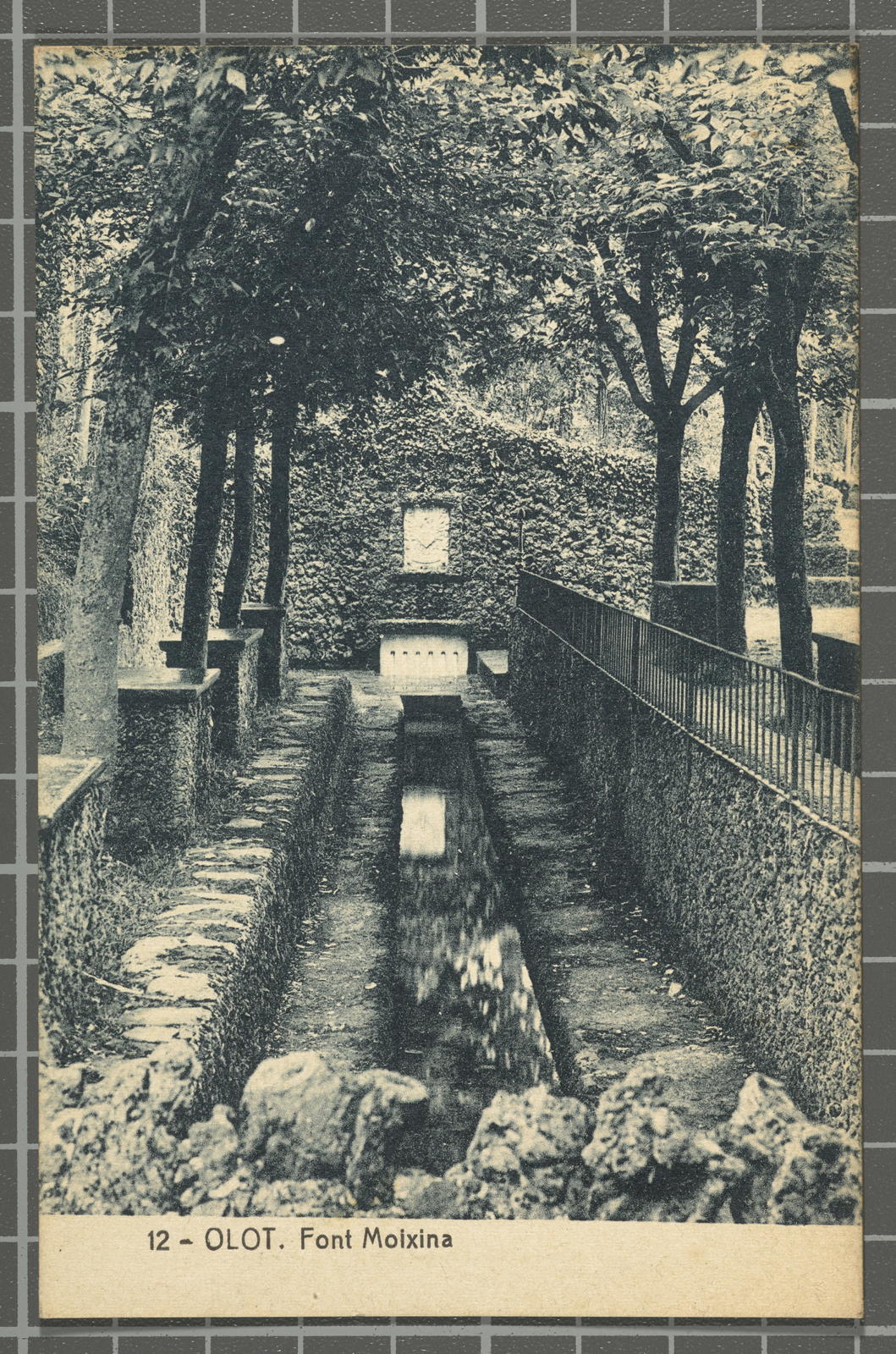 Desconegut, 12 - Olot. Moixina fountain