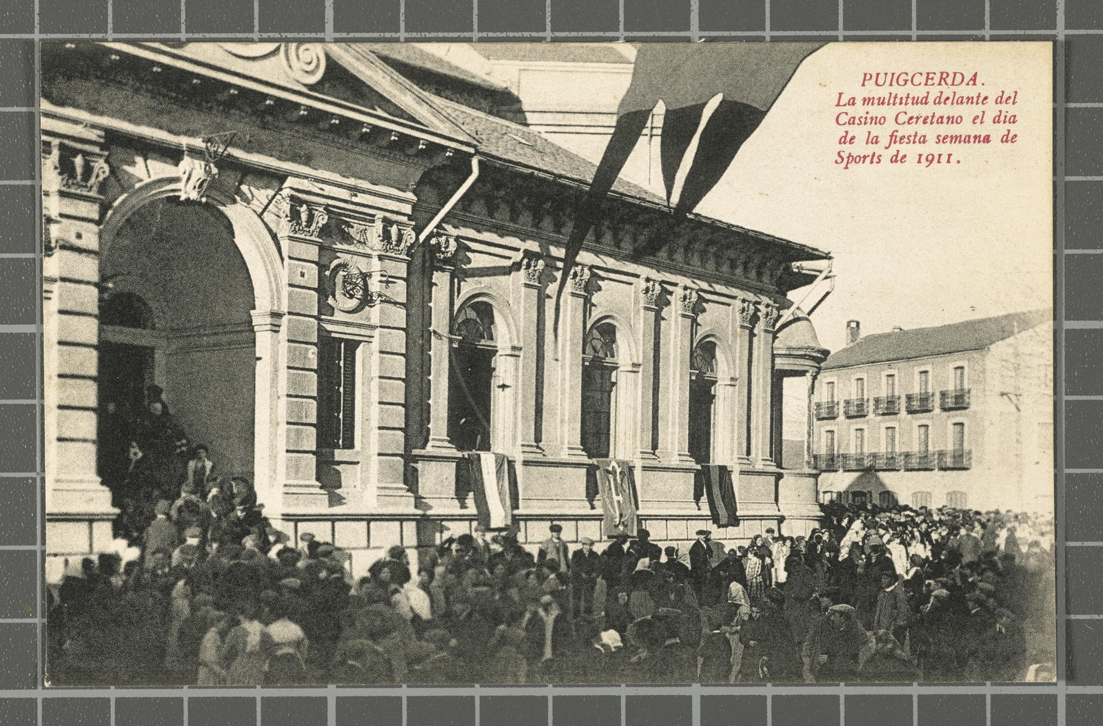 Desconegut, Puigcerda. La multitud delante del Casino Ceretano el dia de la fiesta semana de Sports de 1911