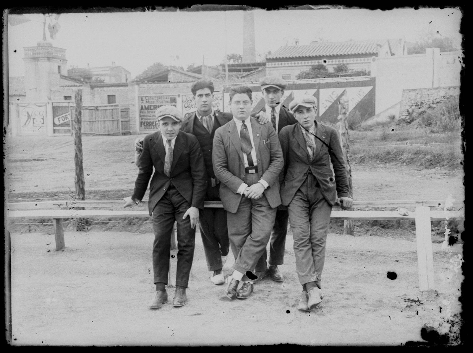 Desconegut, [Portrait of a male group]