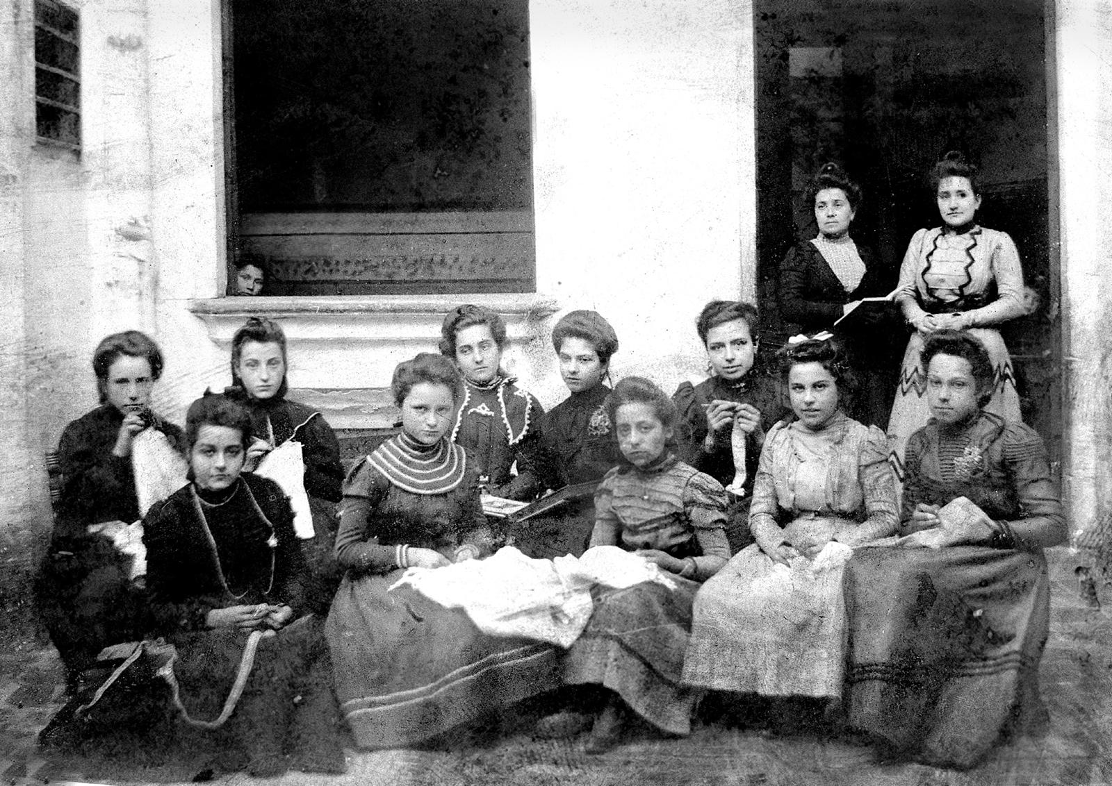 Desconegut, [Sewing Workshop]