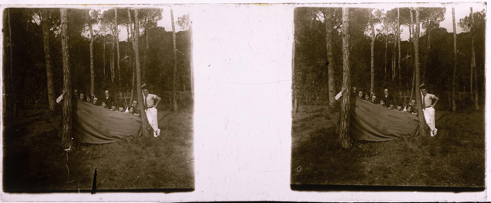 Desconegut, [Group of people in the forest, with blanket]