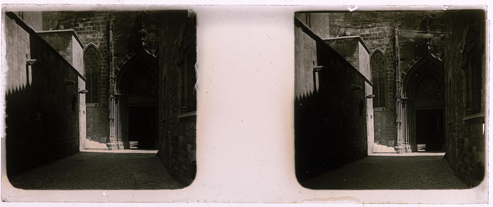 Desconegut, [Street and Gothic Door]