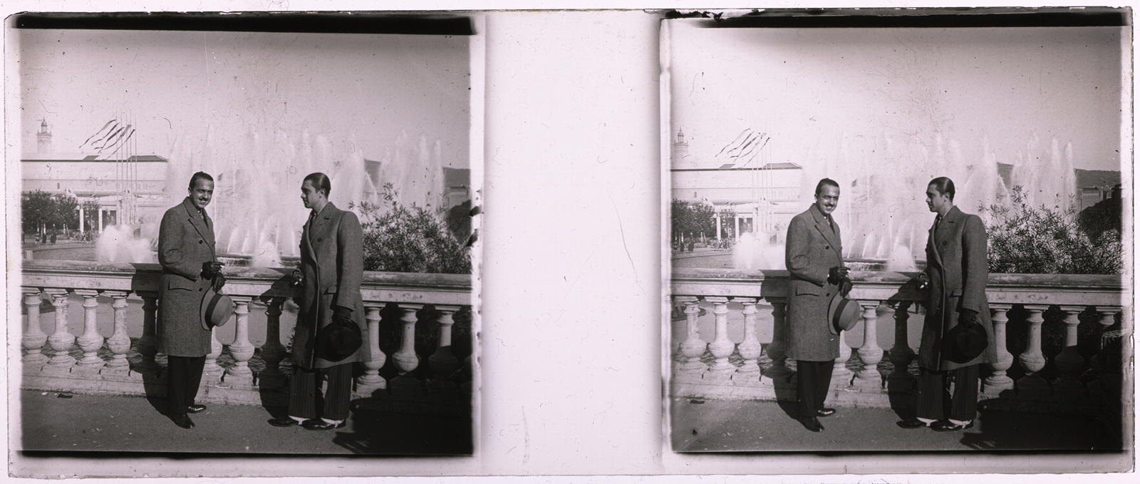 Desconegut, [Two men, balustrade and fountain]