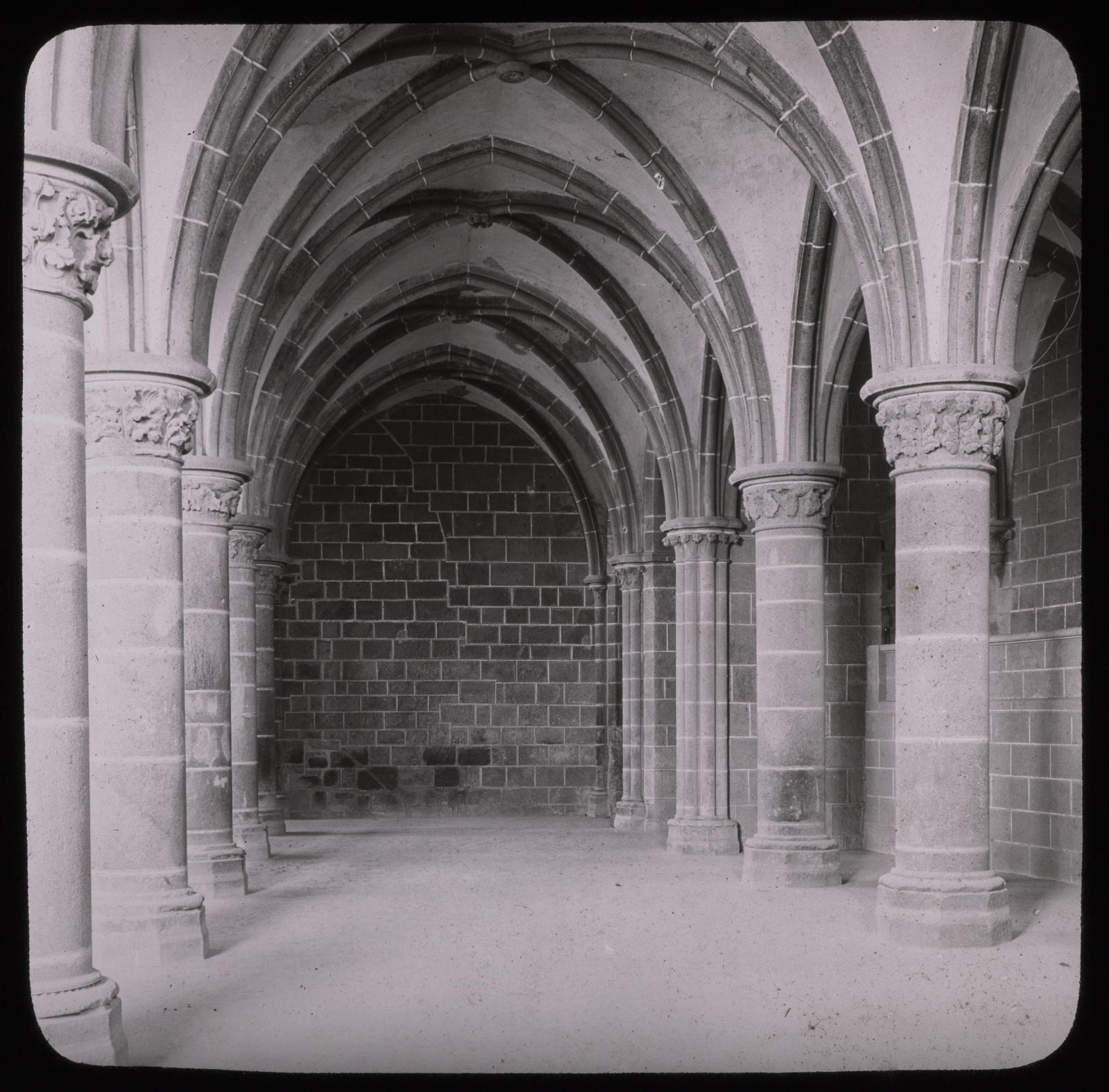 Desconegut, Le Mont Saint Michel. La salle des chevaliers. Photo Louvre