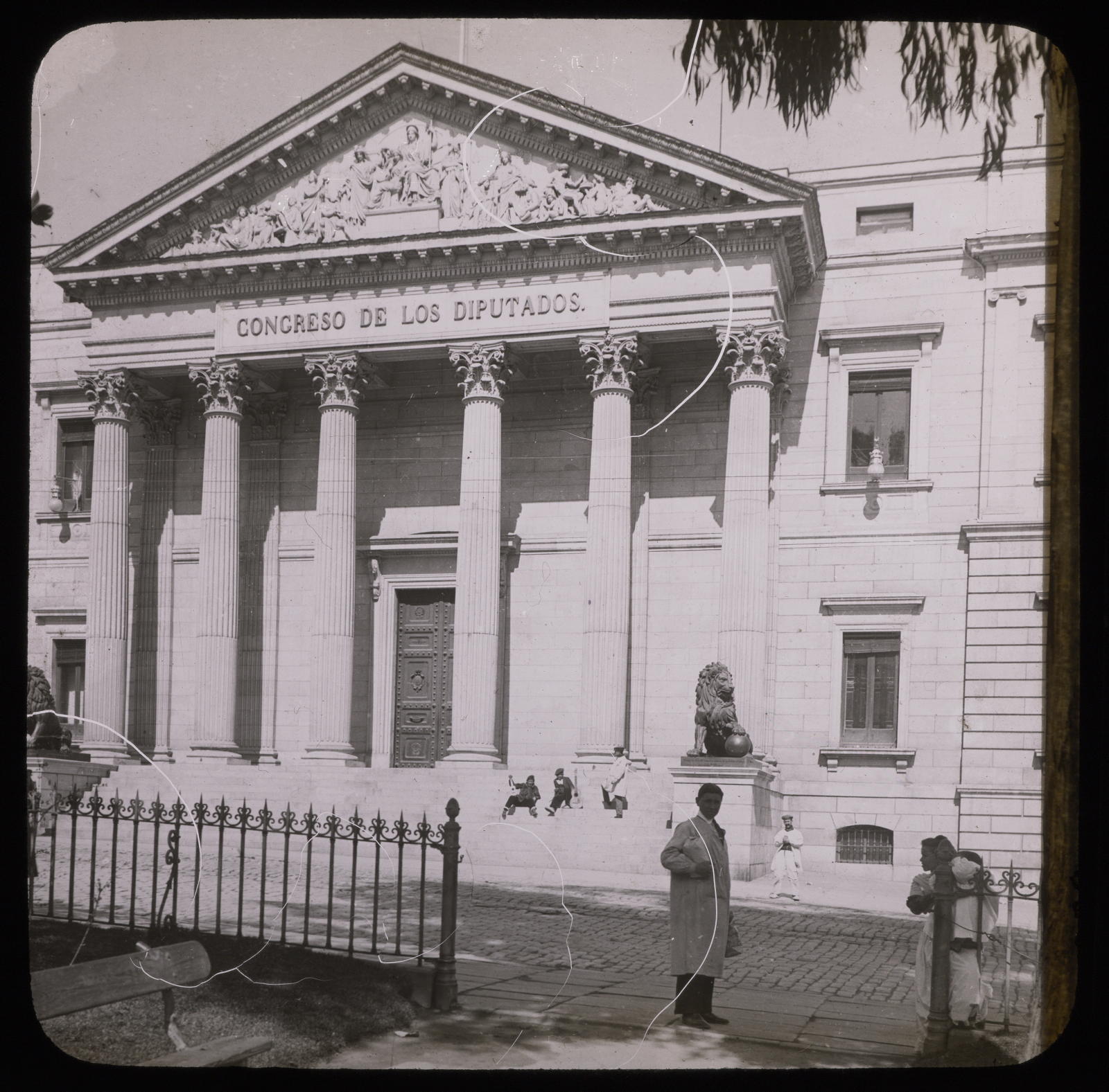 Desconegut, Palais des cortes, pris du Square Cervantes Mazo, E.