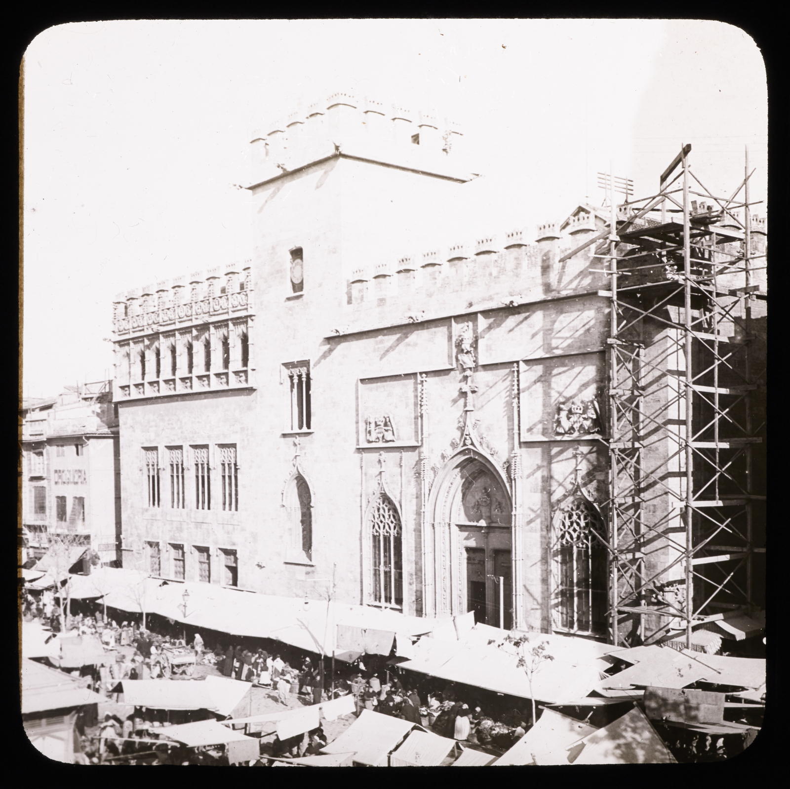 Desconegut, Valence. La Lonja de la Seda, vue extérieure sur le marché mazo, E.