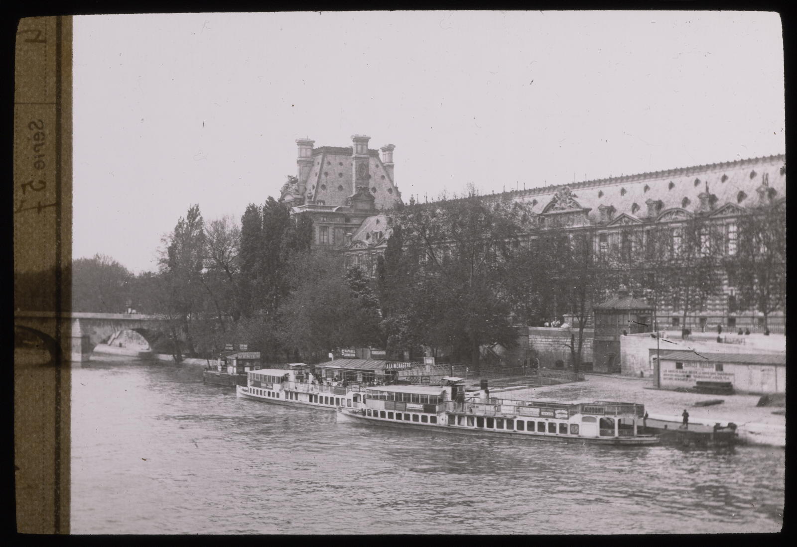 Desconegut, Paris. Le Louvre pris de la Seine Mazo, E.