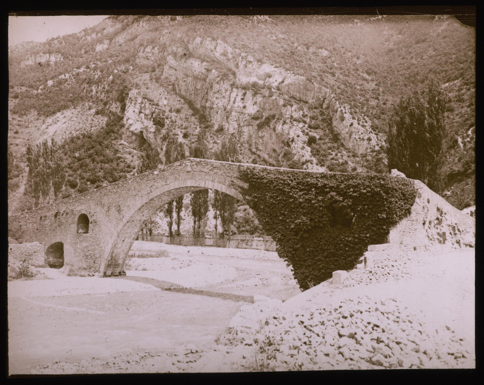 Desconegut, [Pont medieval]