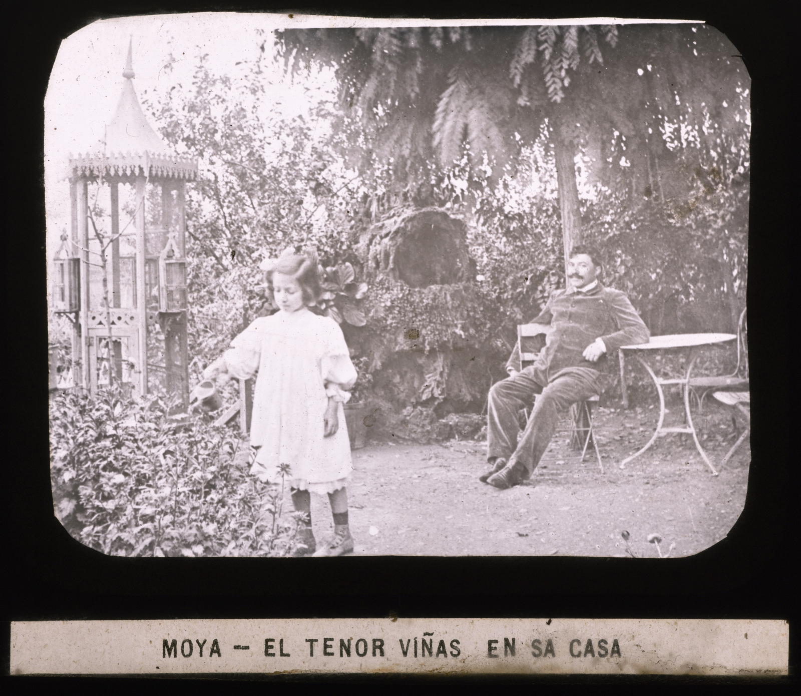 Desconegut, Moya. The tenor Viñas in his house