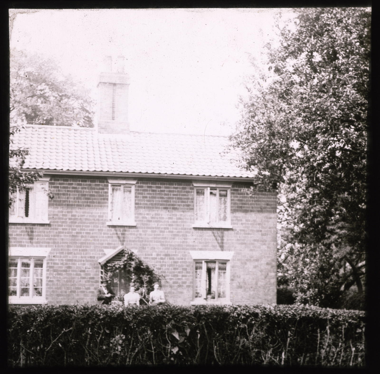 Desconegut, [House and family]