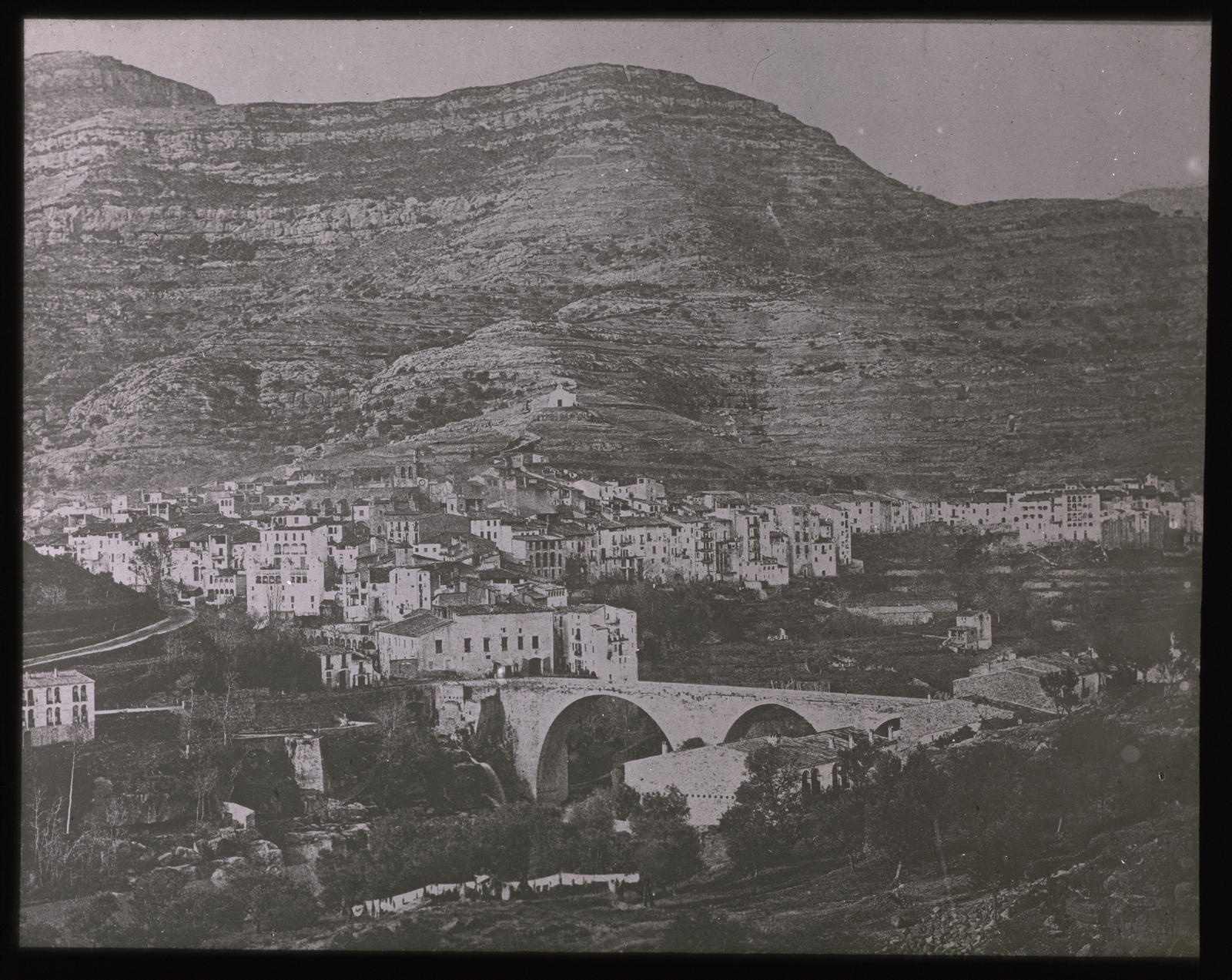 Desconegut, [Village in mountainous area]
